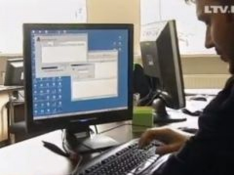 Eksperti: vēlēšanas internetā nebūtu drošas (video)