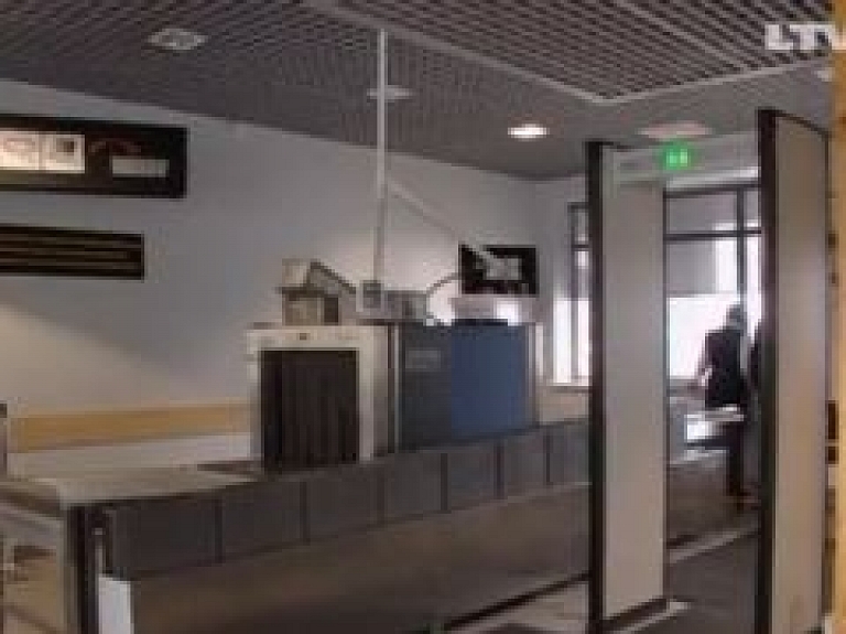 Rīgas lidostā uzlabotas drošības iekārtas (video)