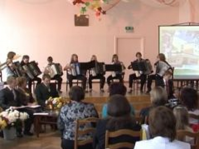 Rēzeknes 5. Vidusskola atzīmēja 45 gadu jubileju (video)
