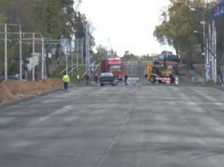 Daugavpilī sāk ieklāt asfaltu 18. novembra ielā (video)