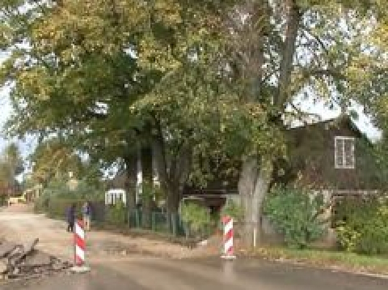 Lielgabalu ielas iedzīvotājs satraucies par koku un mājas nākotni (video)