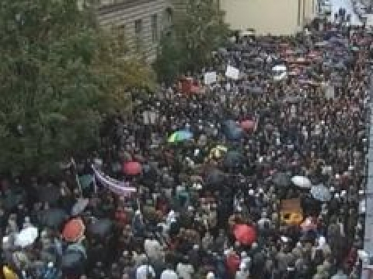 Tauta atkal var atlaist Saeimu (video)