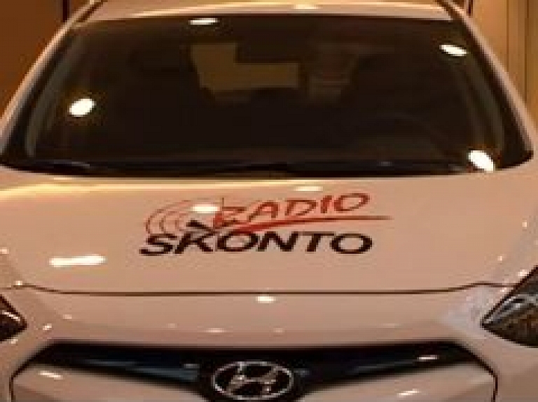 Rīgas 93.vidusskolas dežurante iegūst automašīnu (video)