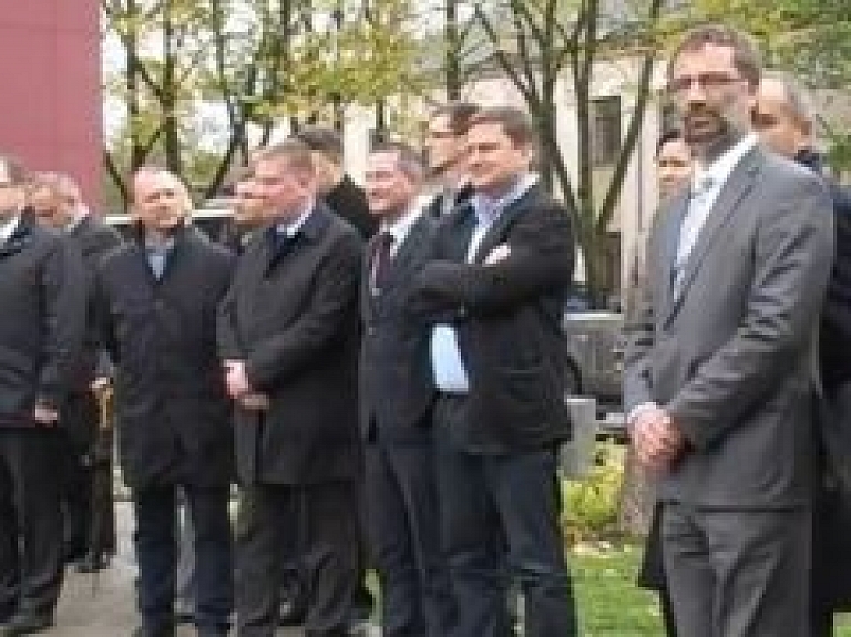 Svinīgi atklāj rekonstruētās Rīgas un Brīvības ielas (video)