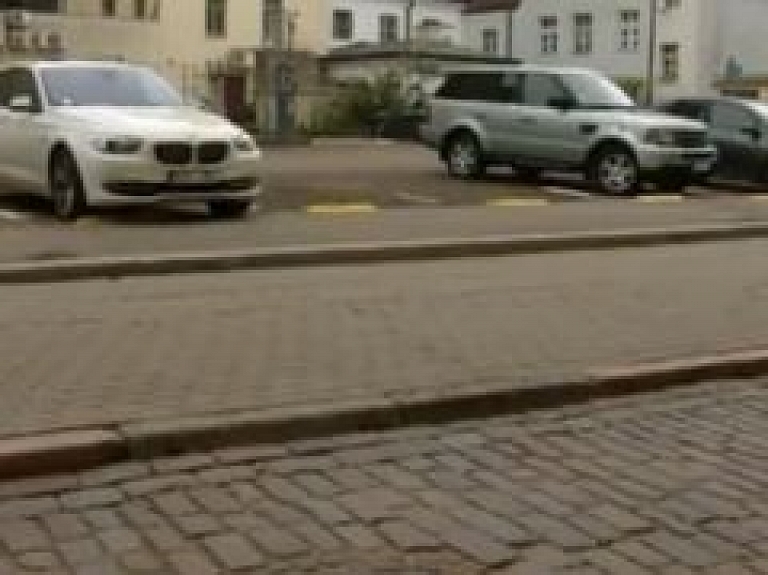 Aizdomas par negodprātīgu invalīdu stāvēšanas karšu izmantošanu (video)