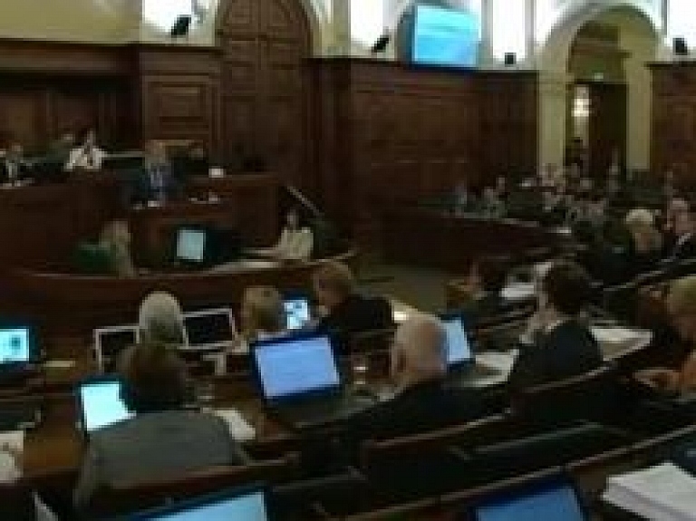 Pašvaldībās neļaus sēdēt divos krēslos (video)