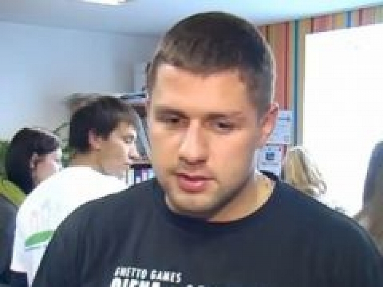 Līvānu jaunieši rod jaunas zināšanas par brīvprātīgo darbu (video)