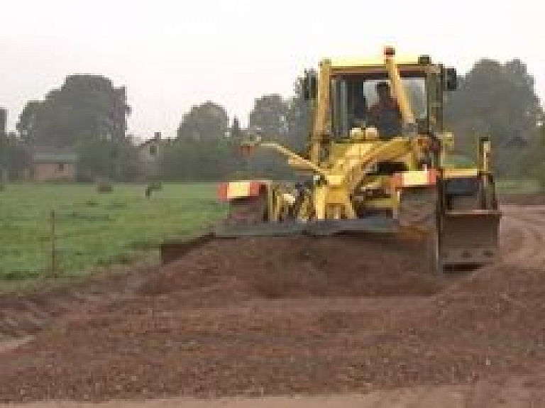 Bērzpilī sakārto ceļus (video)