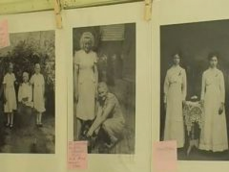 Jēkabpils pilsētas bibliotēkā atklāj foto izstādi (video)