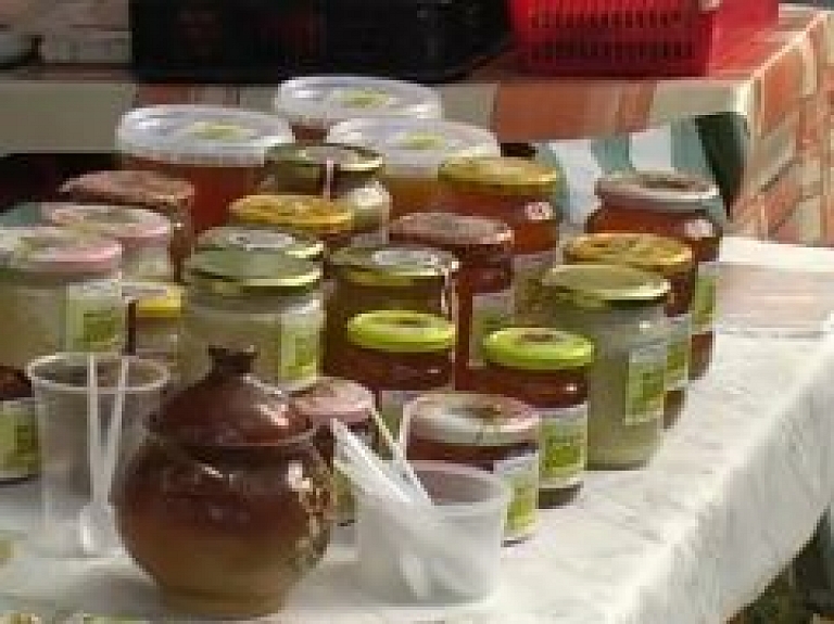 Miķeļdienas gadatirgū Jēkabpilī Miķelis dāvā auglību un bagātību (video)