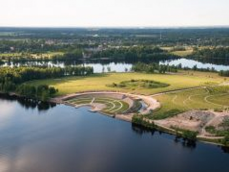 Carnikavieši Likteņdārzā stādīs ozolu