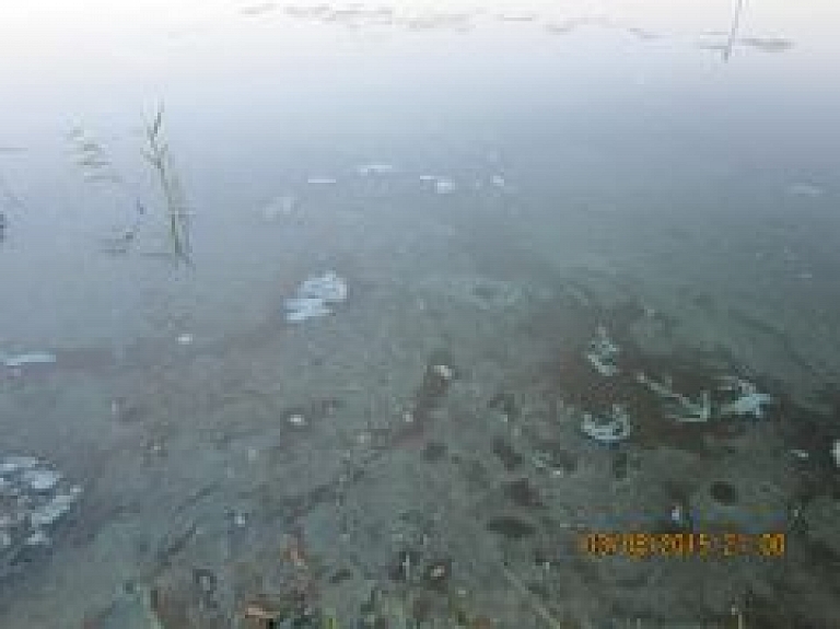 Aicina nepeldēties Mazajā Baltezerā ziļaļģu laikā