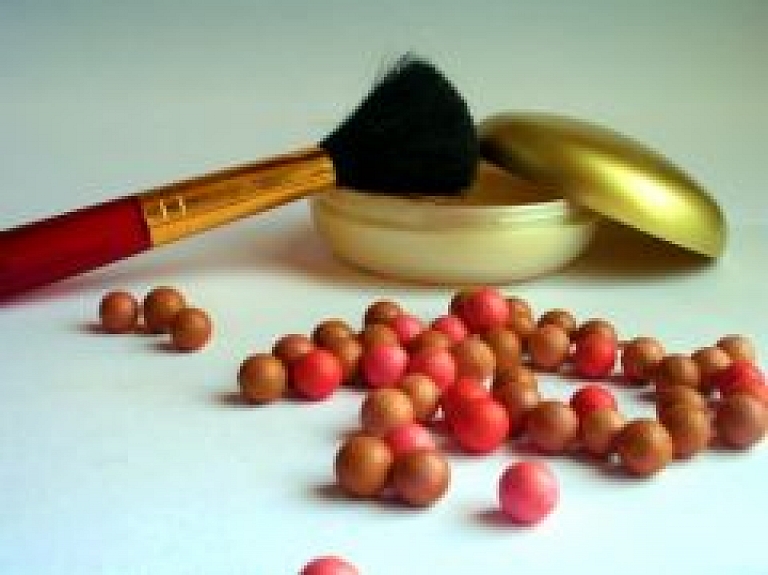 Durvis ver jaunais Dagdas skaistumkopšanas salons "Afrodīte"