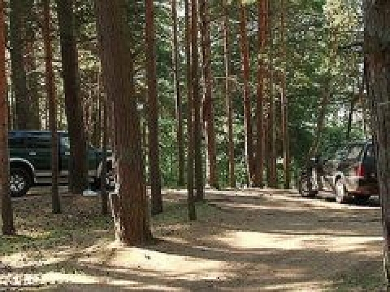 Daugavpilī pārkāpj noteikumus par automašīnu novietošanu mežos
