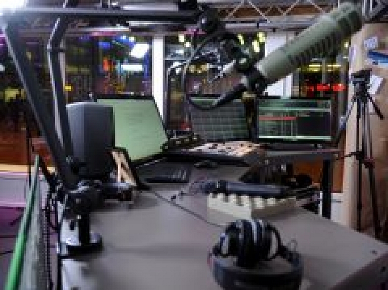 Par rupjībām "Pieci.lv" raidījumā Latvijas Radio piemēro 8000 eiro naudas sodu