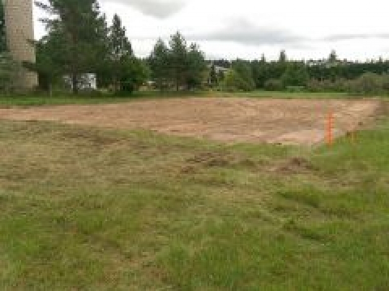 Labiekārto Garkalnes ciema publisko slidotavu - hokeja laukumu