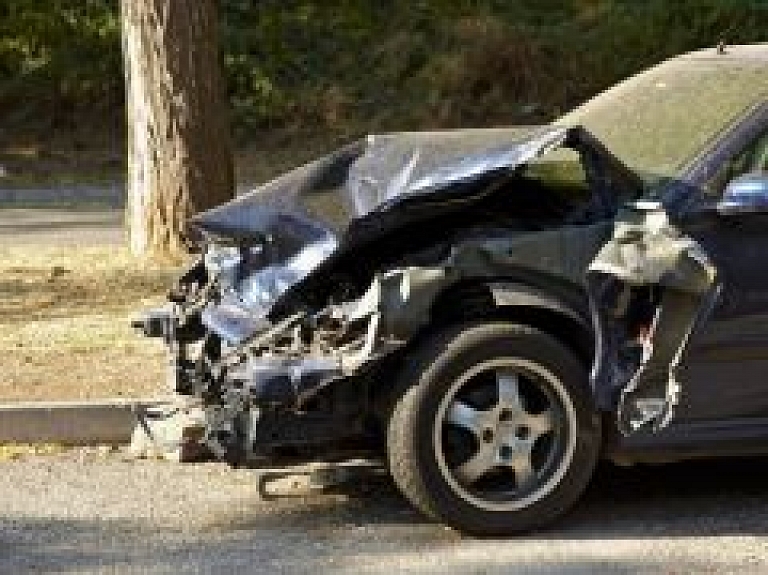 Mārkalnes pagastā avarējusi automašīna