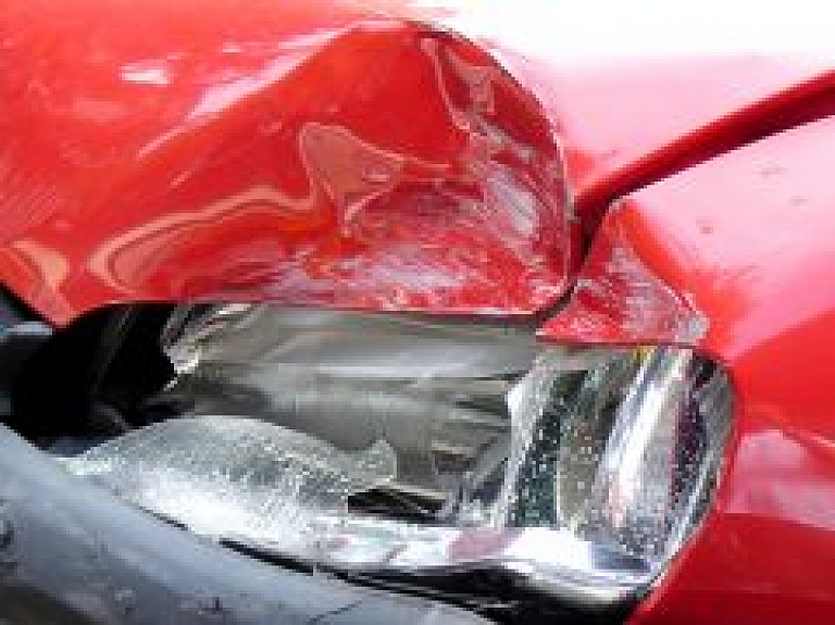 Kocēnu novadā pamatīgi iereibusi autovadītāja izraisa avāriju