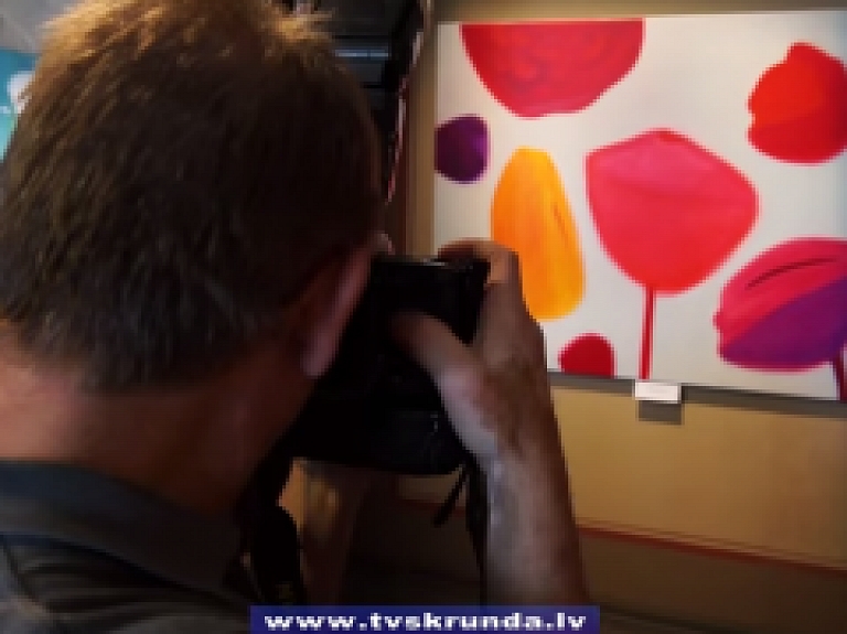 Skrundas TV: Kuldīgā atklāj izstādi "Gleznotājas"