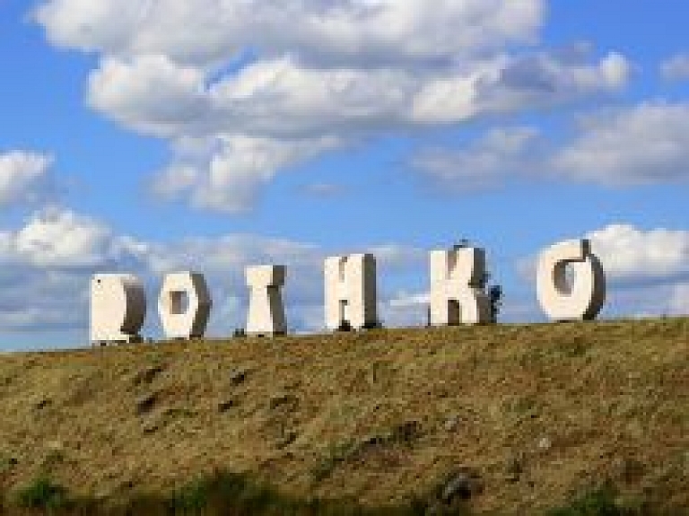 Daugavpilī uzstādīts vides objekts "Rothko"