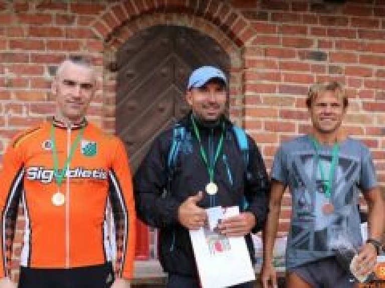 Noskaidroti ātrākie Turaidas torņa ziņneši