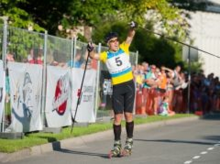 Madonietis triumfē Pasaules kausā rollerslēpošanā junioriem