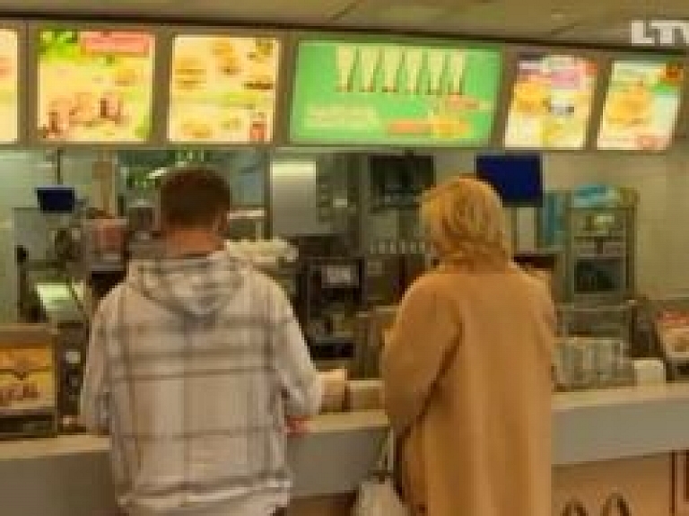 "McDonalds" neievēro likumus, apdraudot pircēju veselību (video)