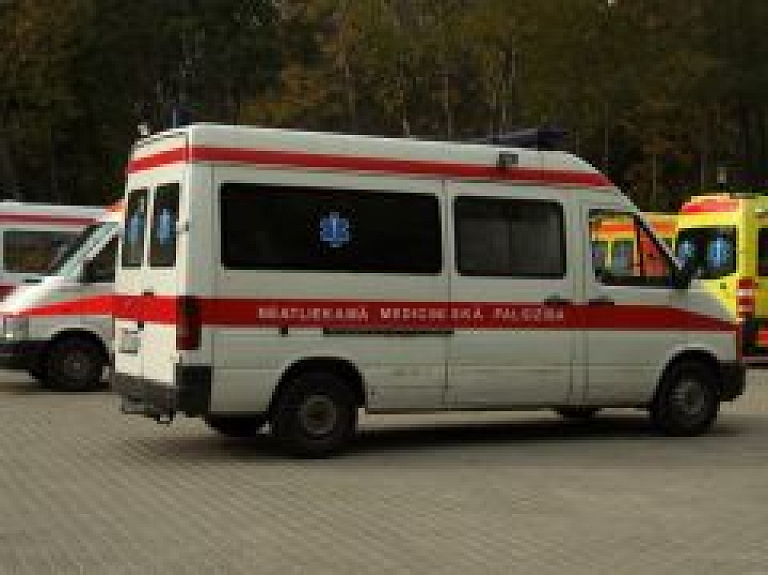 Rīgā maršruta autobuss ietriecas stabā (video) - papildināts