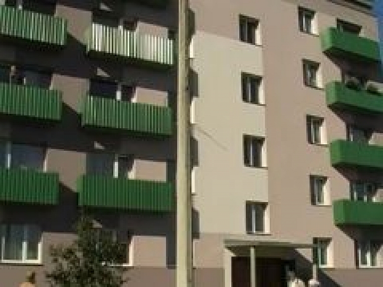 Jēkabpilī atklāj divas siltinātās daudzdzīvokļu mājas (video)