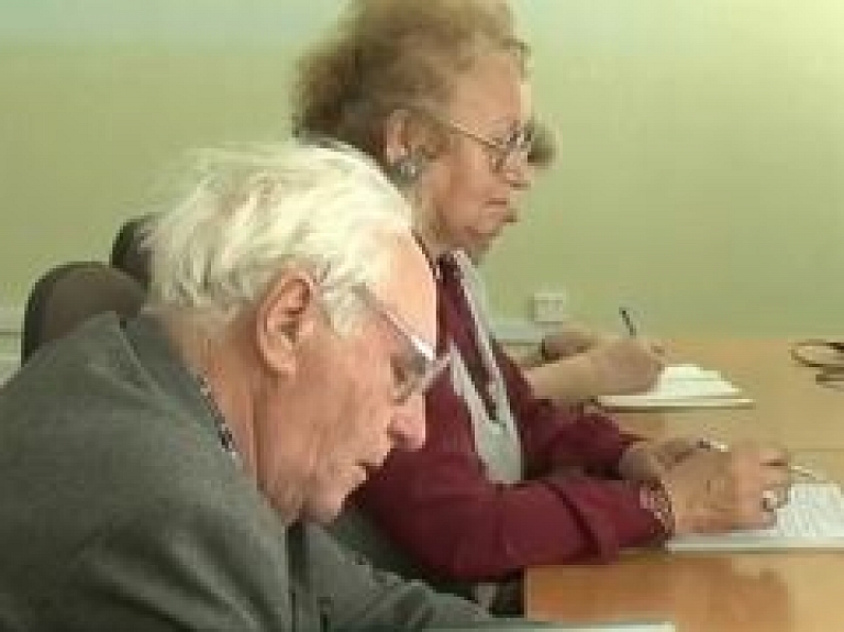 Daugavpils seniori apgūst internetu (video)