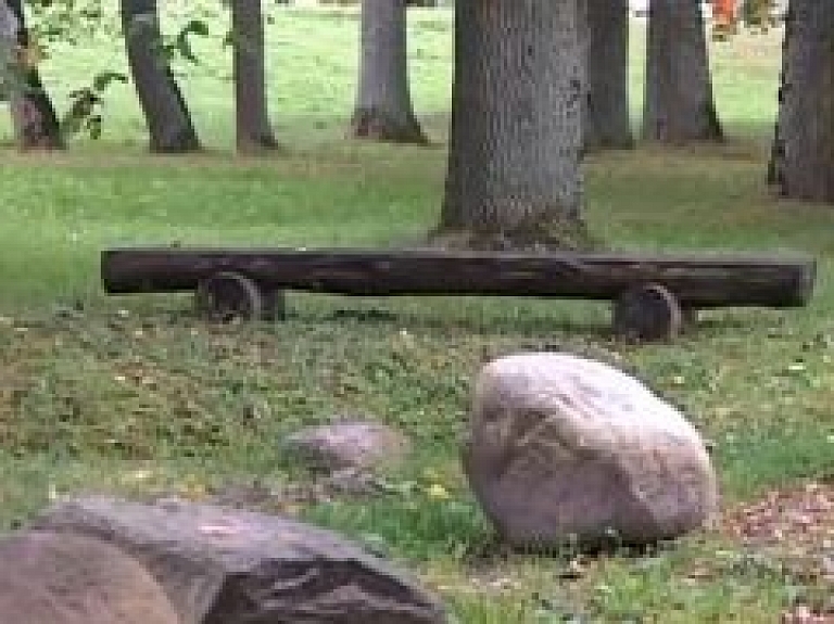 Labiekārto Vandzenes pamatskolas parku (video)