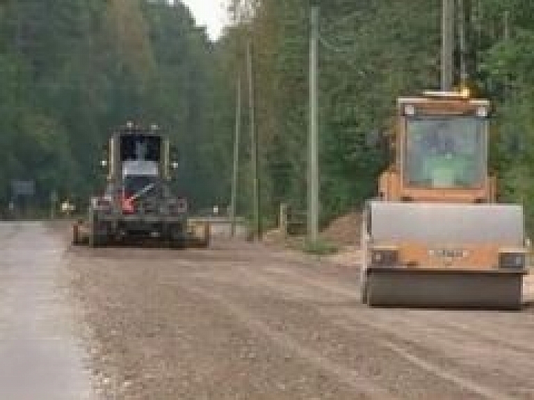 Ceļa remonta laikā izkustina mājas pamatus (video)