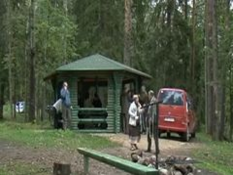 Balvu vecajā parkā atklāja jaunu atpūtas vietu (video)