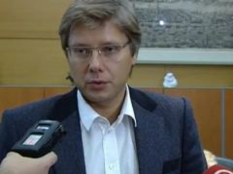 KNAB aizturējis vairākas personas (video)