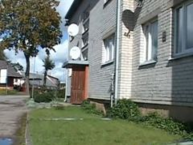 Valdemārpilī iedzīvotāji paši apsaimnieko māju (video)