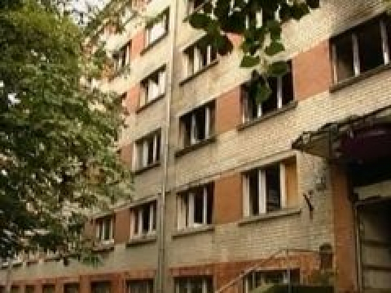Sociālā māja Rīgā kļuvusi par graustu (video)
