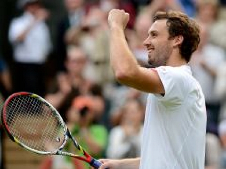 Gulbis atklāj tenisa kortus Piena muižā