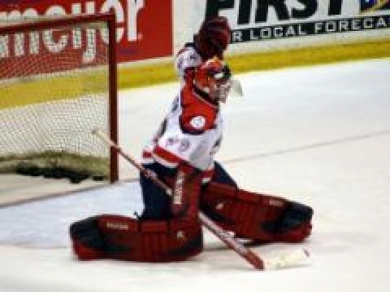 Zemgale/JLSS vārtsargam ar slidu pārgriež kaklu