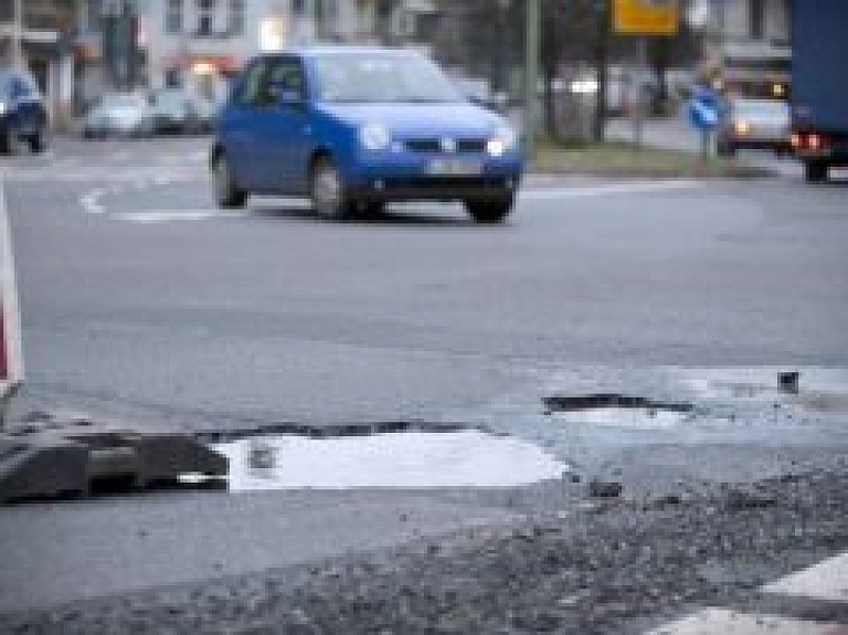 Bauskas novadā bedrīšu remonts izmaksājis vairāk nekā 30 000 latu