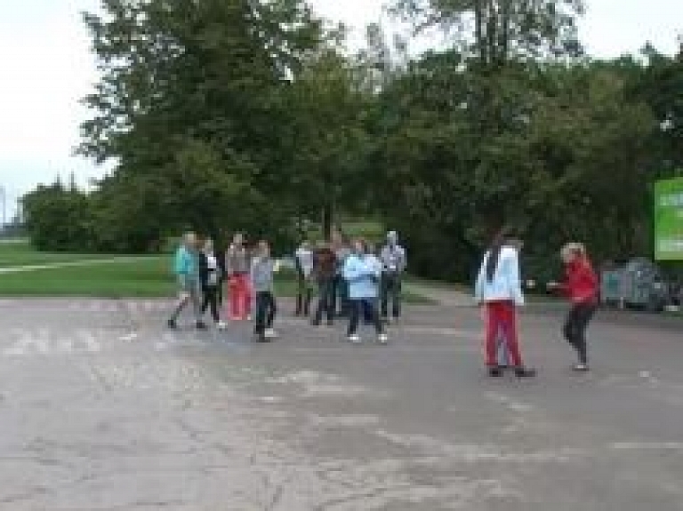 Jēkabpilī Dzejas dienās uz ietvēm raksta dzejoļus (video)