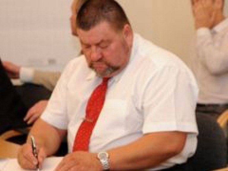 Par interviju Latvijas Avīzē Caune iztērē 375 latus