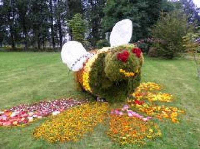 Ziedu izstāde Leimaņu Latvju zīmju parkā (galerija)