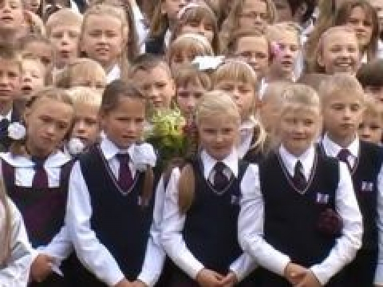 Līvānu 1.vidusskolas skolēni jauno mācību gadu sāk formas tērpos (video)