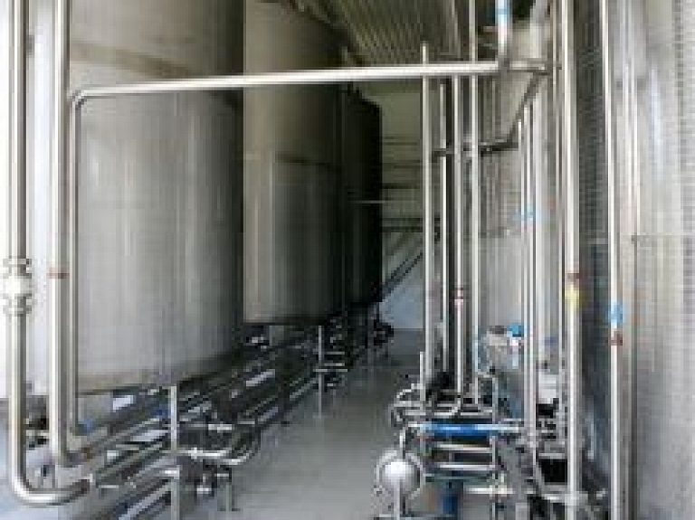 "Latvijas Pienā" sākta galveno siera iekārtu montāža