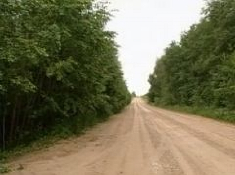 Ogres novadā autoavārijā iet bojā trīs cilvēki (video)