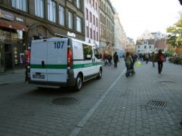 Trillera cienīga pakaļdzīšanās Rīgas centrā (video)