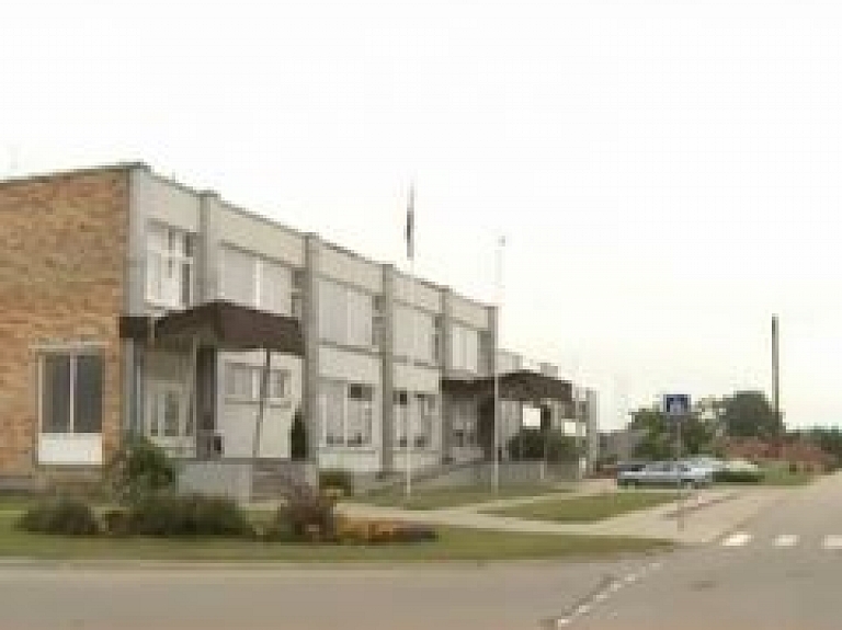 Burtnieku novads izšķērdē naudu iedomu ciemata izveidē (video)