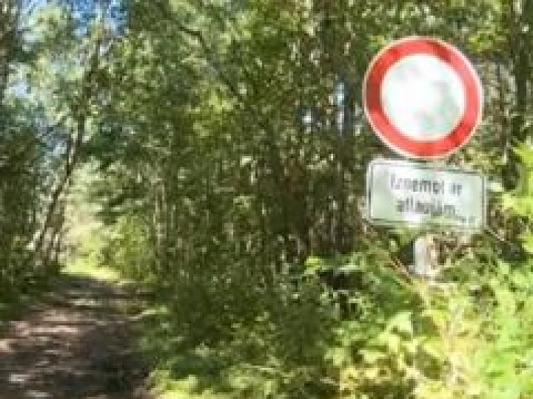 Pitraga iedzīvotāji sadumpojas pret stāvlaukumu kāpās (video)