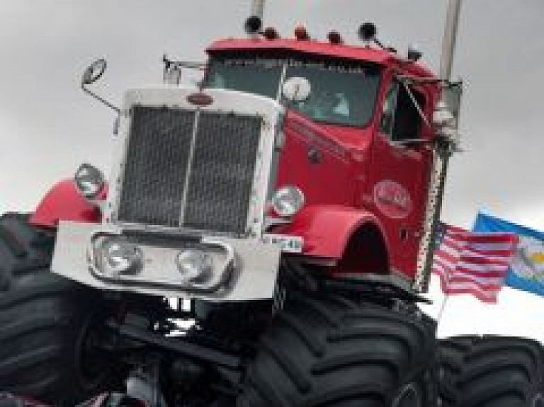 Rīgā notiks milzu automašīnu šovs "Monster X Tour Show"