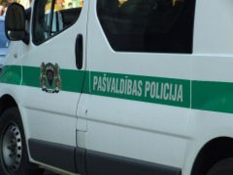 Tuvojoties septembrim, pašvaldības policija uzrauga kārtību Rīgā (video)